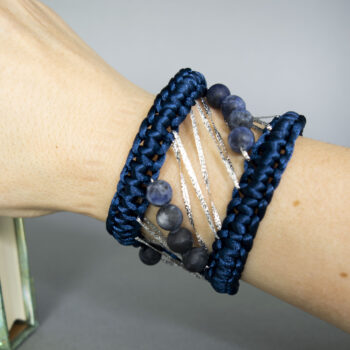 Armband mit Makramee-Technik aus navyblauem Nylon und Silber mit Soladit-Steinen, handmade