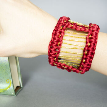 Armband mit Makramee-Technik aus rotem Nylon mit goldenen Polyesterfäden, handmade