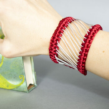 Armband mit Makramee-Technik aus weinrotem Nylon, verziert mit silbernem Polyesterfaden, handmade