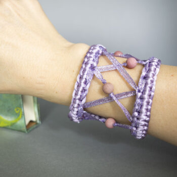 Armband aus lilafarbenen Nylon, verziert mit lilafarbenen Polyesterband und rosa Rhodochrositsteinen, handmade