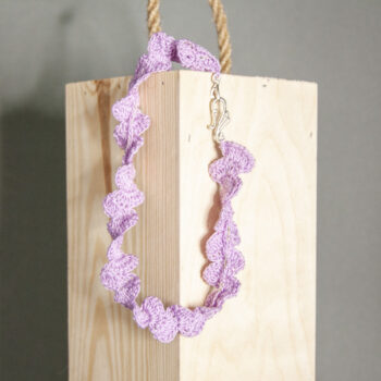 Halskette aus lilafarbener Baumwolle, gehäkelt in Häkeltechnik