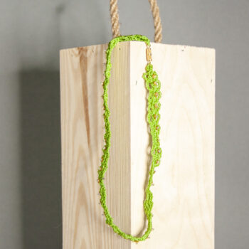 Halskette aus pistaziengrüner Baumwolle, gehäkelt in Häkeltechnik