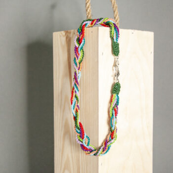 Halskette aus Baumwolle in verschiedenen Farbtönen, gehäkelt in Häkeltechnik