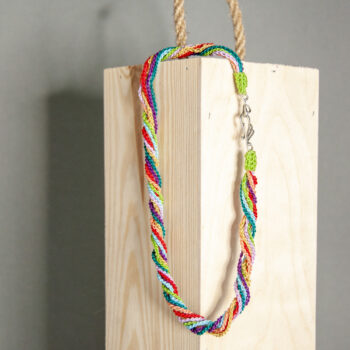 Halskette aus Baumwolle in verschiedenen Farbtönen, gehäkelt in Häkeltechnik, rund